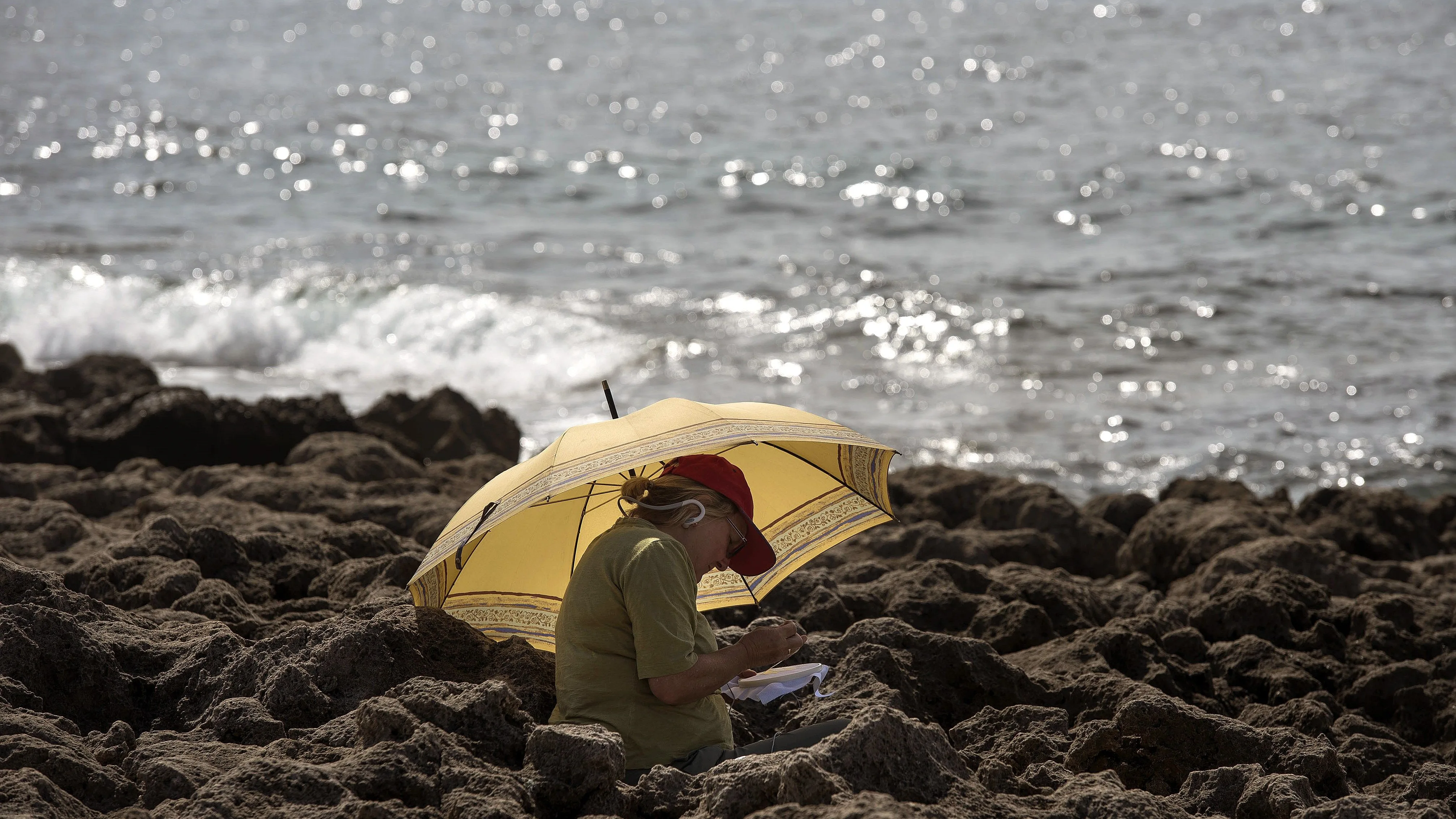 Una persona descansa junto al mar en el municipio de Sant Lluís, Menorca