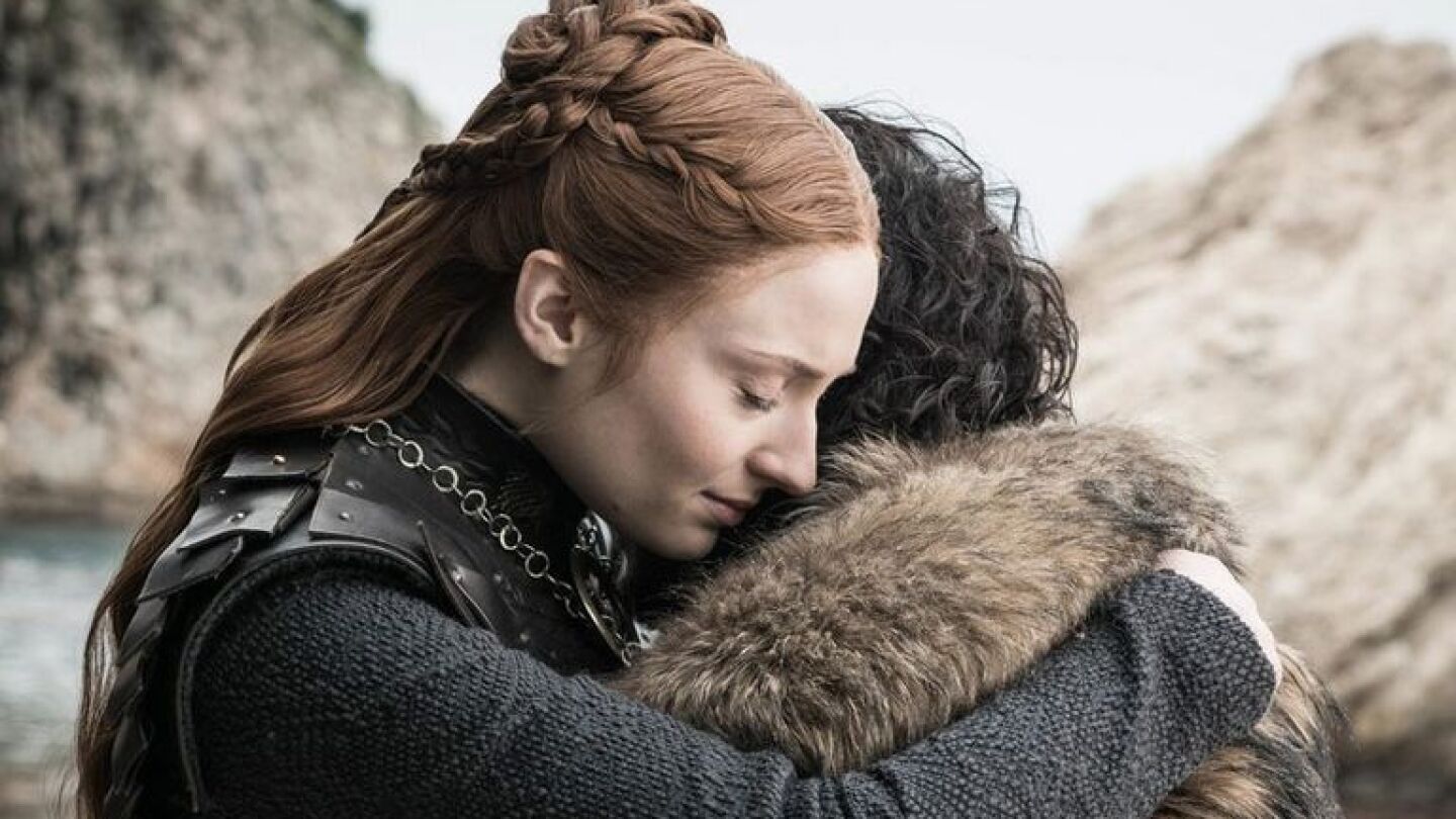 Sophie Turner abraza a Kit Harington en la &uacute;ltima temporada de 'Juego de Tronos'.
