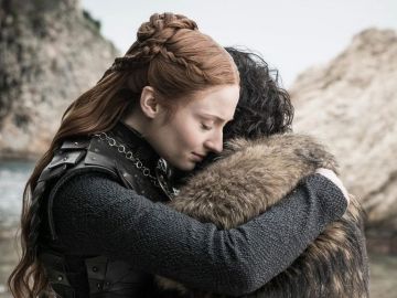 Sophie Turner abraza a Kit Harington en la última temporada de 'Juego de Tronos'. Sophie Turner abraza a Kit Harington en la última temporada de 'Juego de Tronos'.