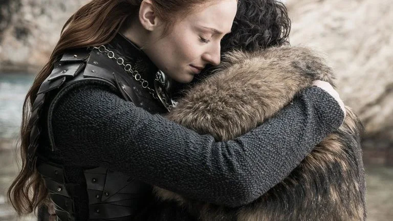 Sophie Turner abraza a Kit Harington en la última temporada de 'Juego de Tronos'.