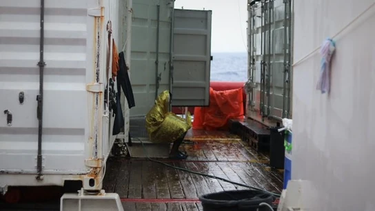 Uno de los migrantes a bordo del 'Ocean Viking' Uno de los migrantes a bordo del 'Ocean Viking'
