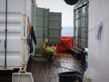Uno de los migrantes a bordo del 'Ocean Viking' Uno de los migrantes a bordo del 'Ocean Viking'