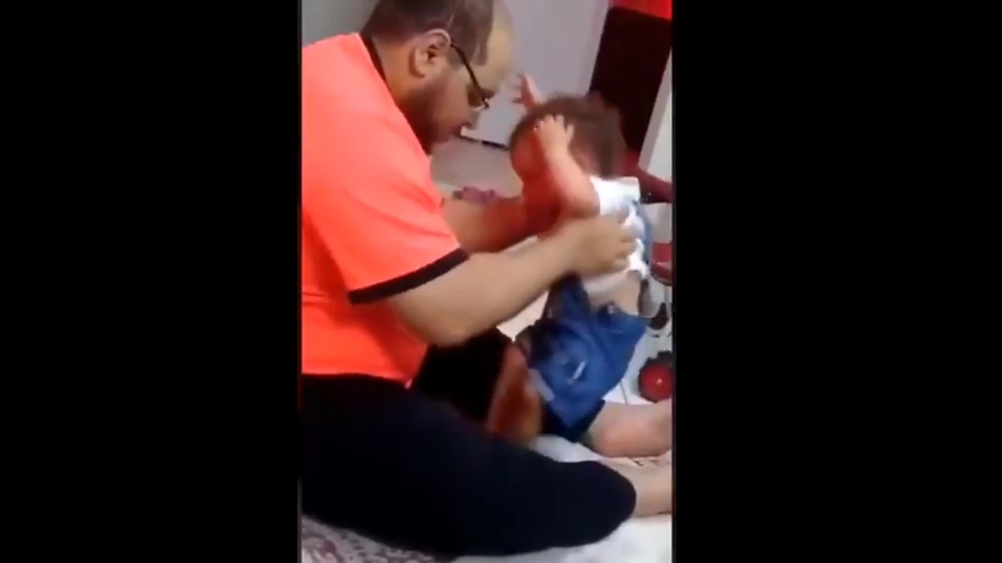 El padre detenido, durante la agresión a su bebé El padre detenido, durante la agresión a su bebé