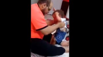 El padre detenido, durante la agresión a su bebé