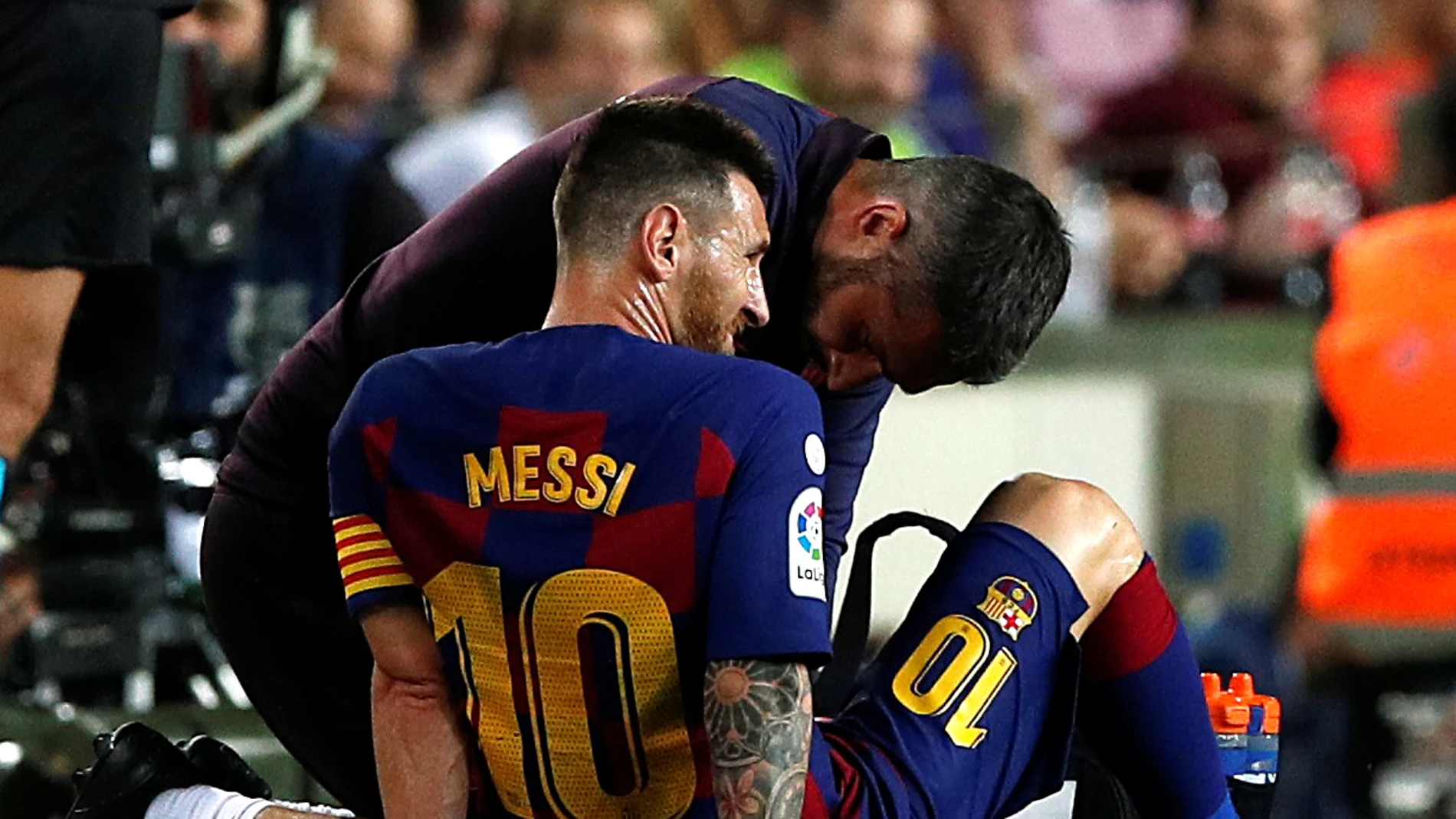 Messi cae lesionado en el partido contra el Villarreal