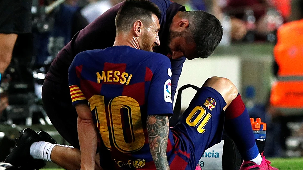 Messi cae lesionado en el partido contra el Villarreal