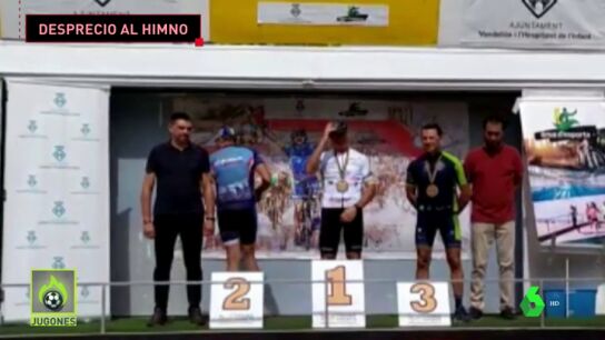 Un Mosso d'Esquadra se baja del podio de una prueba cuando suena el himno de Espa&ntilde;a