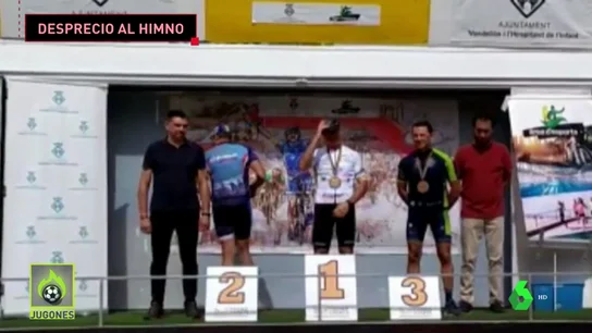 Un Mosso d'Esquadra se baja del podio de una prueba cuando suena el himno de España Un Mosso d'Esquadra se baja del podio de una prueba cuando suena el himno de España