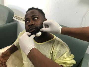 El fotoperiodista Chery Dieu-Nalio tras recibir un tiro en la barbilla por un senador haitiano El fotoperiodista Chery Dieu-Nalio tras recibir un tiro en la barbilla por un senador haitiano