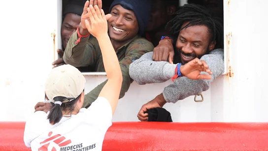 Los 182 migrantes del barco humanitario Ocean Viking desembarcan en Sicilia Los 182 migrantes del barco humanitario Ocean Viking desembarcan en Sicilia