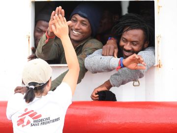 Los 182 migrantes del barco humanitario Ocean Viking desembarcan en Sicilia Los 182 migrantes del barco humanitario Ocean Viking desembarcan en Sicilia