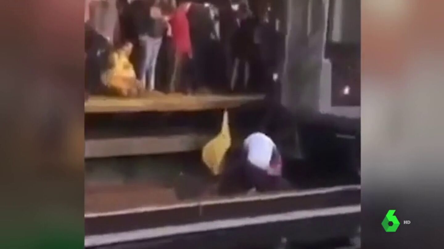 Un hombre se tira a las v&iacute;as del tren con su hija de cinco a&ntilde;os en brazos
