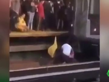 Un hombre se tira a las vías del tren con su hija de cinco años en brazos