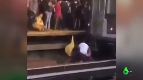 Un hombre se tira a las v&iacute;as del tren con su hija de cinco a&ntilde;os en brazos