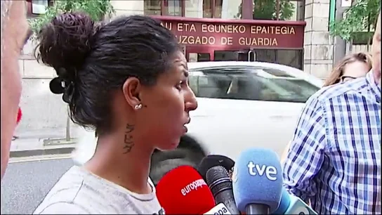 Habla la mujer de uno de los detenidos por la violación múltiple en Bilbao: "Juro que no ha hecho nada, está 24 horas conmigo" Habla la mujer de uno de los detenidos por la violación múltiple en Bilbao: "Juro que no ha hecho nada, está 24 horas conmigo"