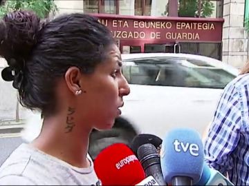 Habla la mujer de uno de los detenidos por la violación múltiple en Bilbao: "Juro que no ha hecho nada, está 24 horas conmigo" Habla la mujer de uno de los detenidos por la violación múltiple en Bilbao: "Juro que no ha hecho nada, está 24 horas conmigo"