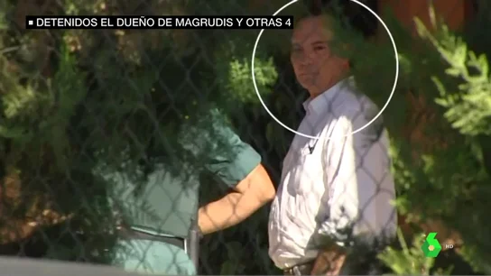 El dueño de la empresa de Magrudis durante el registro de su vivienda El dueño de la empresa de Magrudis durante el registro de su vivienda
