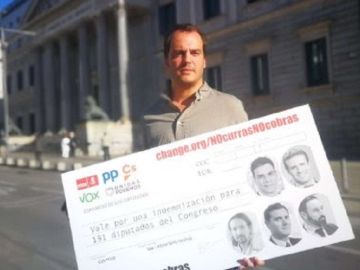 Txerra Par entrega las firmas de la campaña 'Si no curras, no cobras' Txerra Par entrega las firmas de la campaña 'Si no curras, no cobras'