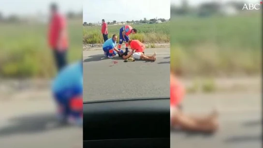 Uno de los hombres arrojados a la cuneta Uno de los hombres arrojados a la cuneta