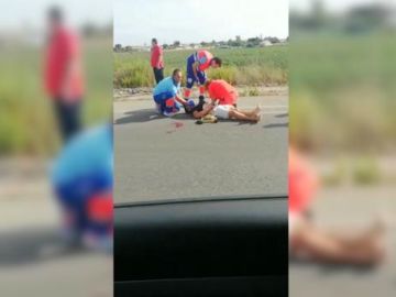 Uno de los hombres arrojados a la cuneta Uno de los hombres arrojados a la cuneta