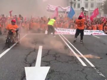 Cientos de trabajadores marchan contra el cierre de Vesuvius Cientos de trabajadores marchan contra el cierre de Vesuvius