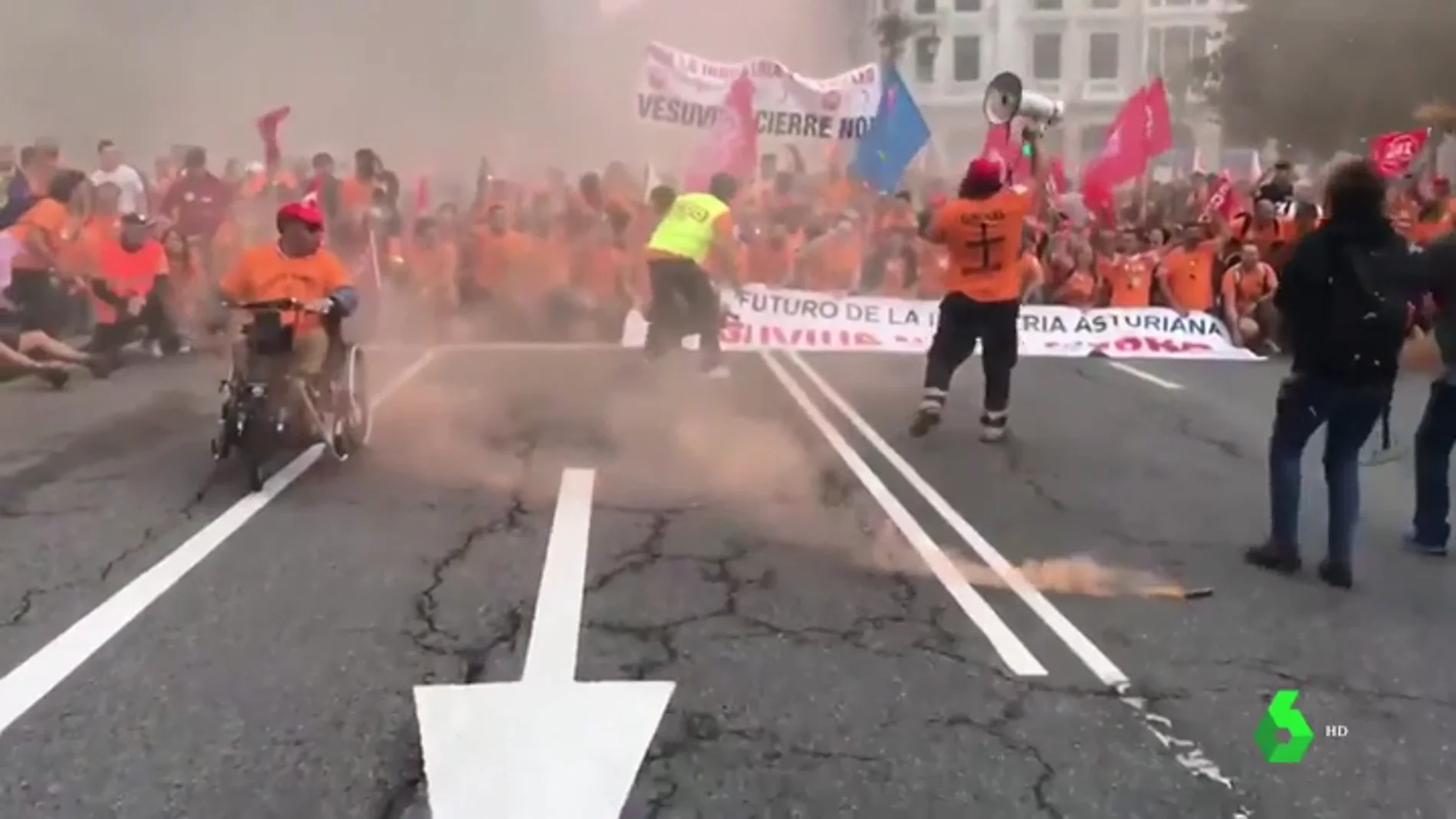 Cientos de trabajadores marchan contra el cierre de Vesuvius