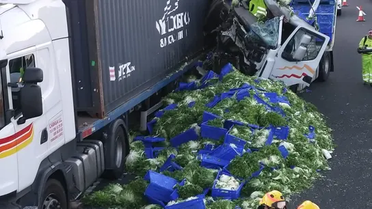 La colisión entre dos camiones en Málaga La colisión entre dos camiones en Málaga