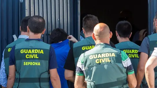 Los agentes registran la nave de Magrudis durante una operación policial Los agentes registran la nave de Magrudis durante una operación policial