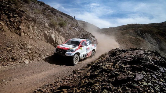 Fernando Alonso y Marc Coma, a bordo del Toyota Hilux Fernando Alonso y Marc Coma, a bordo del Toyota Hilux