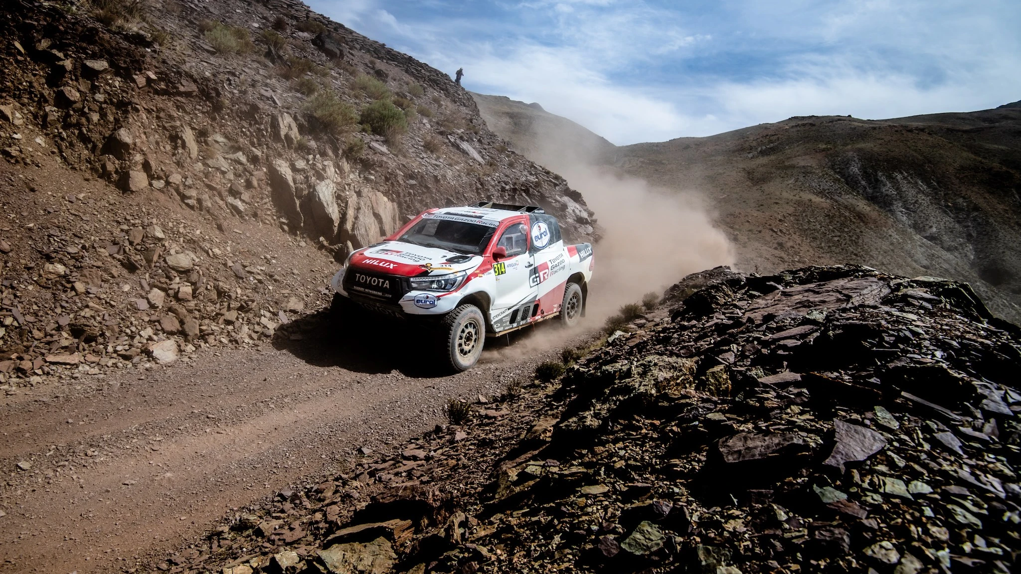 Fernando Alonso y Marc Coma, a bordo del Toyota Hilux