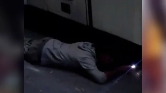 Graban a varios migrantes escondiéndose en los bajos de los autobuses para cruzar de Marruecos a Melilla Graban a varios migrantes escondiéndose en los bajos de los autobuses para cruzar de Marruecos a Melilla