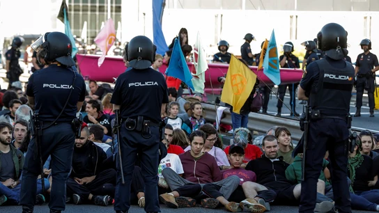 Activistas por el clima cortan el tráfico en Madrid Activistas por el clima cortan el tráfico en Madrid