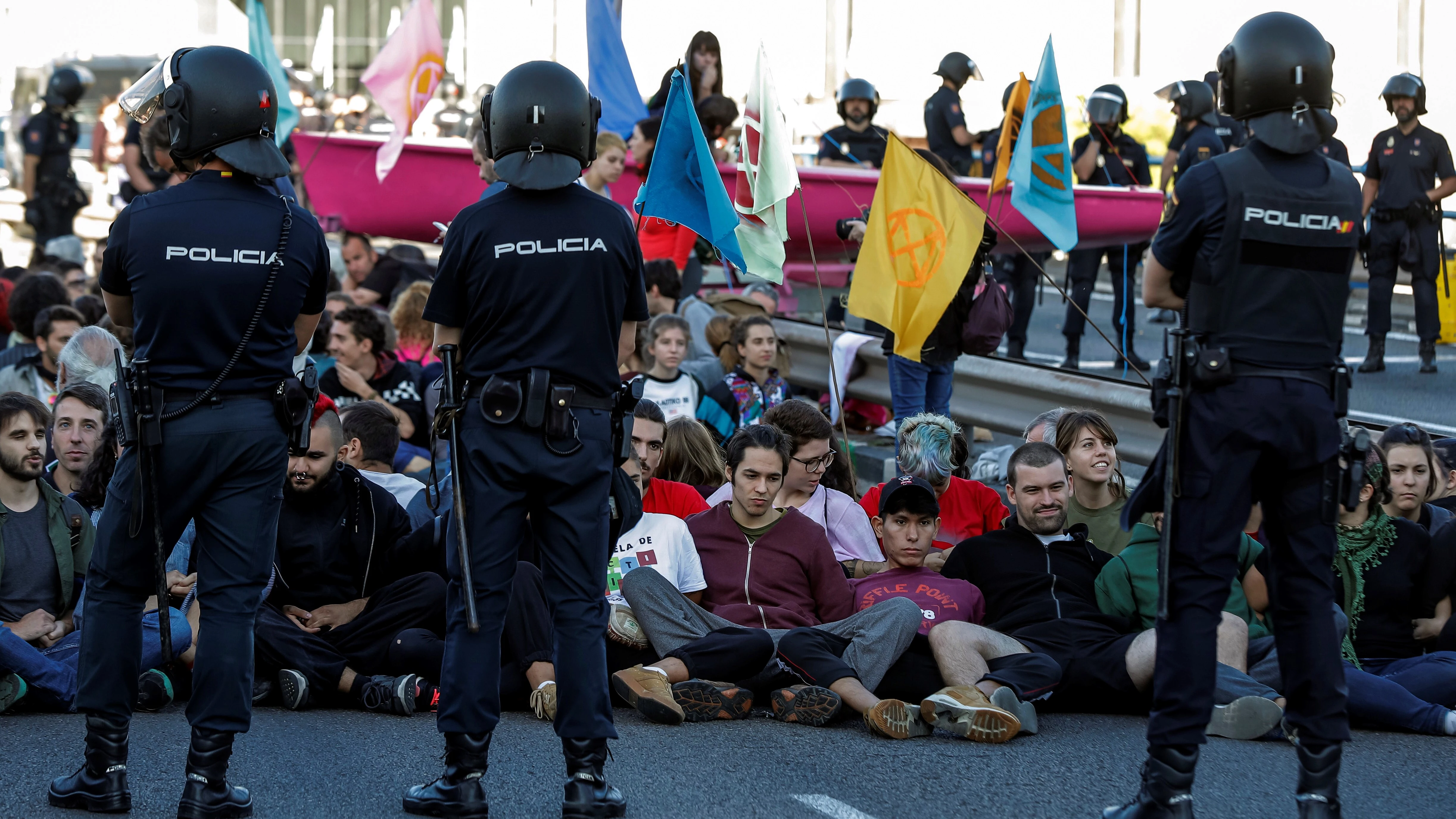 Activistas por el clima cortan el tráfico en Madrid