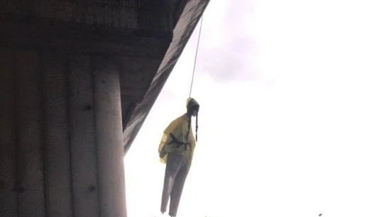 El muñeco con la cara de Greta Thunberg que han colgado en un puente de Roma El muñeco con la cara de Greta Thunberg que han colgado en un puente de Roma