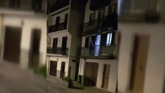 Un joven graba c&oacute;mo un vecino dispara con una escopeta desde su casa en Hondarribia