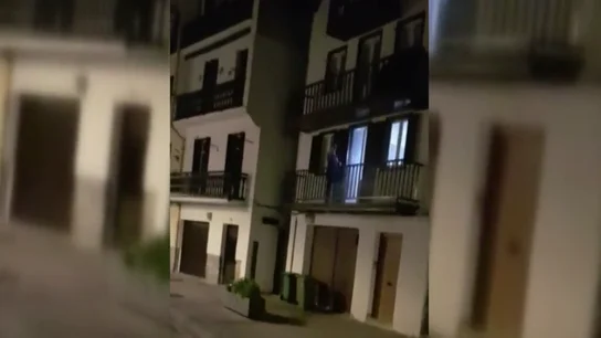 Un joven graba cómo un vecino dispara con una escopeta desde su casa en Hondarribia Un joven graba cómo un vecino dispara con una escopeta desde su casa en Hondarribia