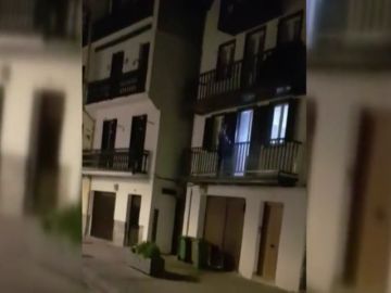Un joven graba cómo un vecino dispara con una escopeta desde su casa en Hondarribia Un joven graba cómo un vecino dispara con una escopeta desde su casa en Hondarribia