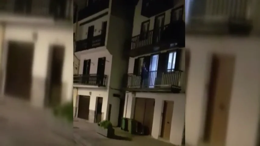 Un joven graba cómo un vecino dispara con una escopeta desde su casa en Hondarribia