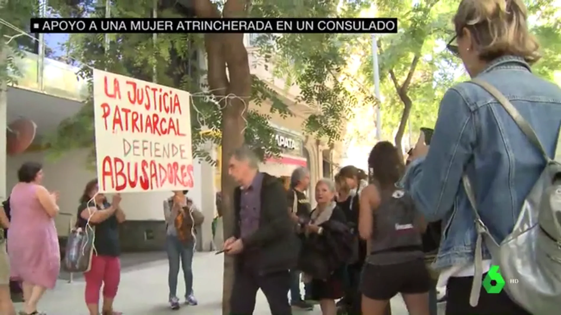 La historia de María: atrincherada en el Consulado de Uruguay para no entregar a su hija al padre