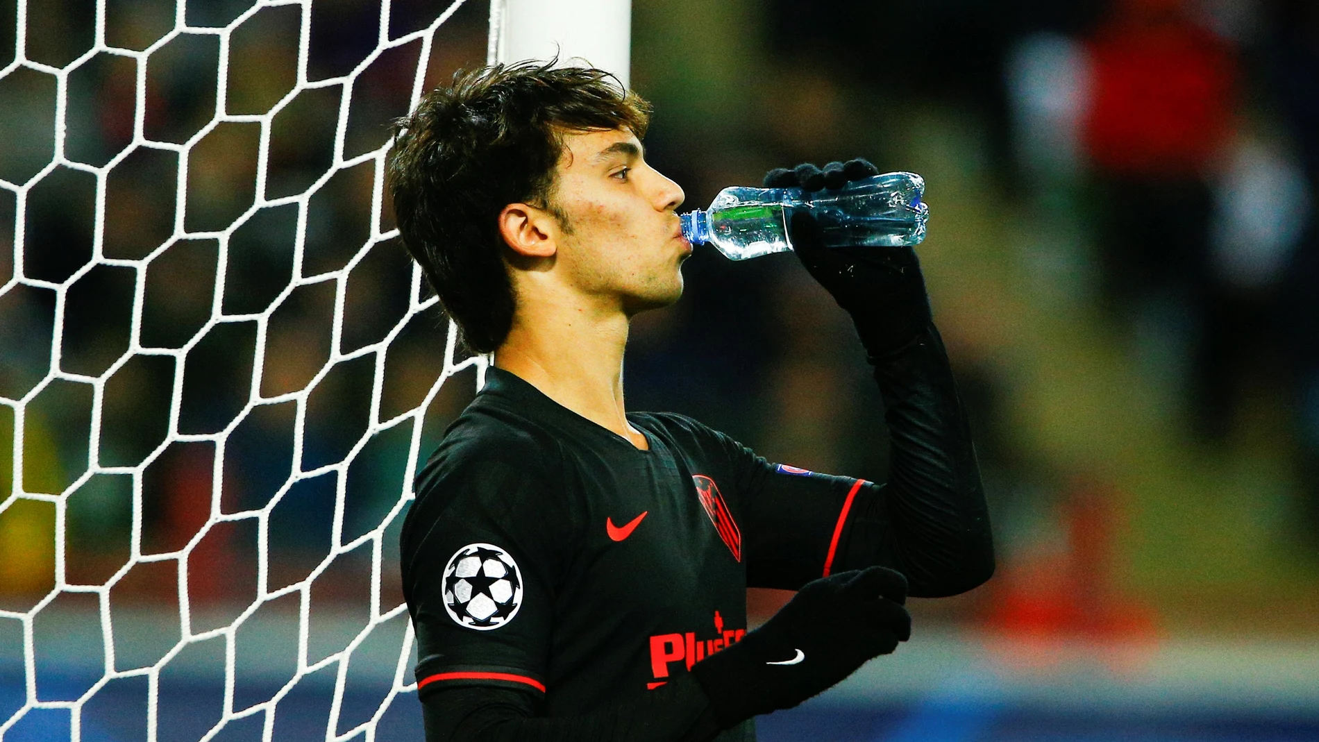 Joao Felix bebe agua durante un partido