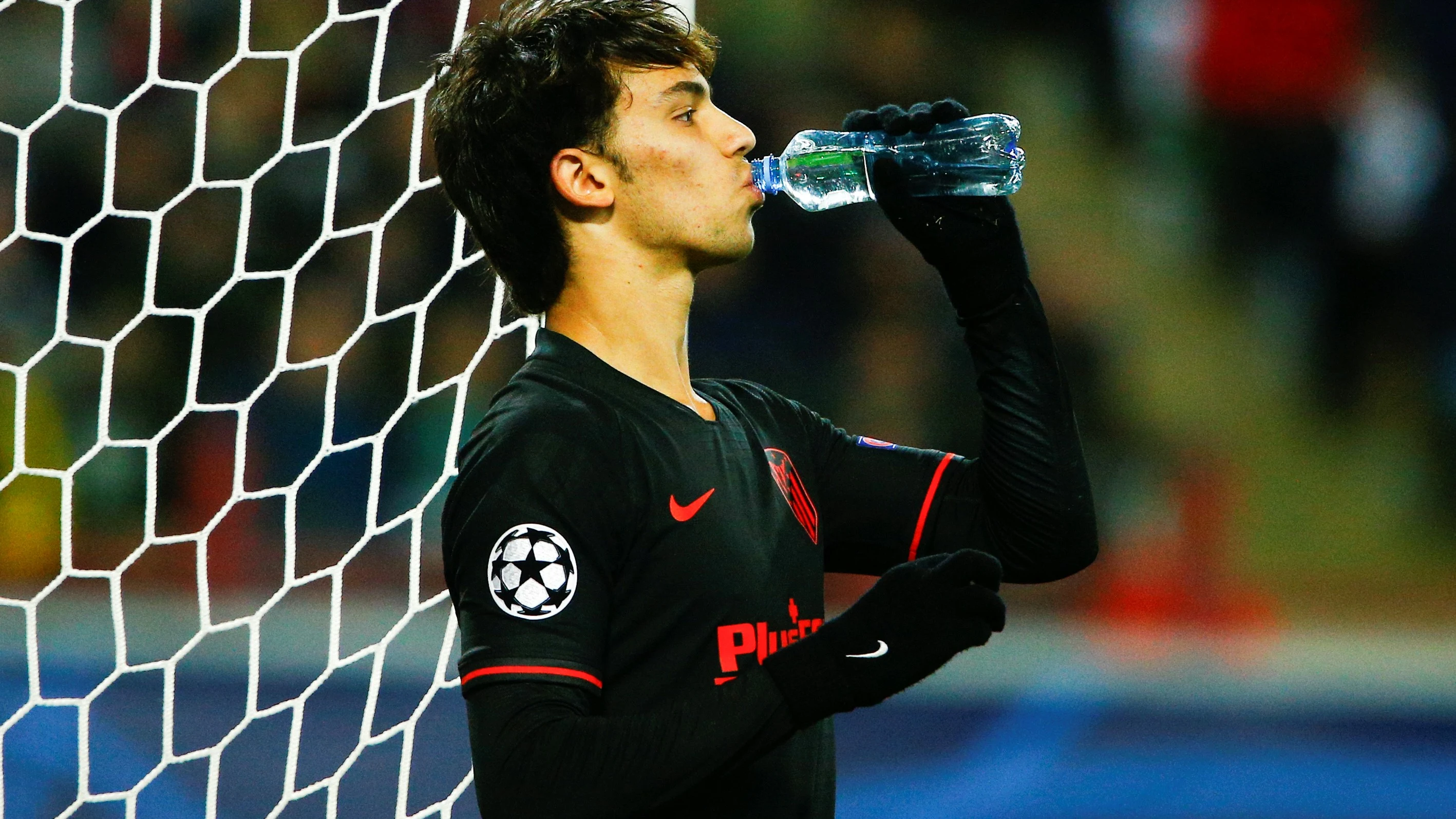 Joao Felix bebe agua durante un partido