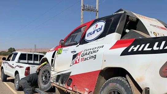 El Toyota de Fernando Alonso, tras sufrir un accidente en la tercera etapa del Rally de Marruecos El Toyota de Fernando Alonso, tras sufrir un accidente en la tercera etapa del Rally de Marruecos