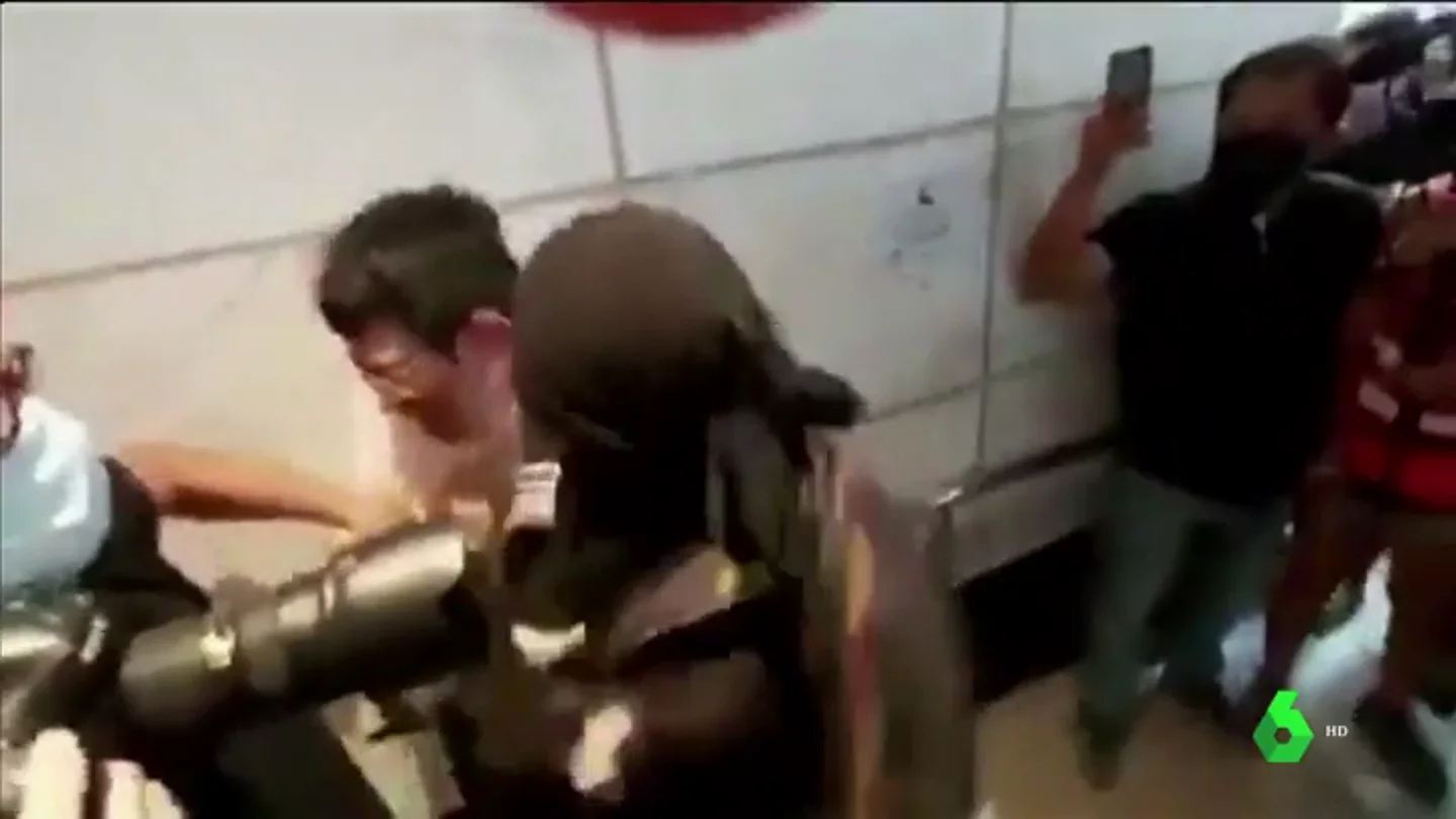 La agresión de un activista radical a un empleado de banca durante las protestas en Hong Kong La agresión de un activista radical a un empleado de banca durante las protestas en Hong Kong