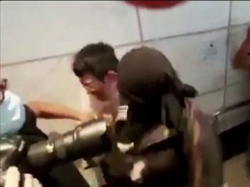 La agresión de un activista radical a un empleado de banca durante las protestas en Hong Kong La agresión de un activista radical a un empleado de banca durante las protestas en Hong Kong