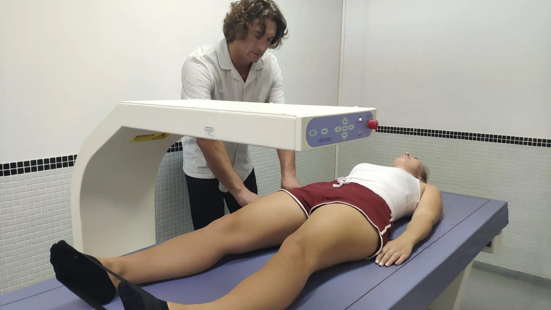 investigador realizando una medición en el laboratorio de la universidad