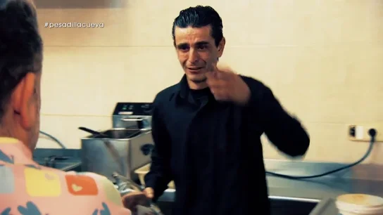 El único empleado de La cueva de Juan estalla ante Chicote: "Estoy pidiendo en Cáritas y todo" El único empleado de La cueva de Juan estalla ante Chicote: "Estoy pidiendo en Cáritas y todo"