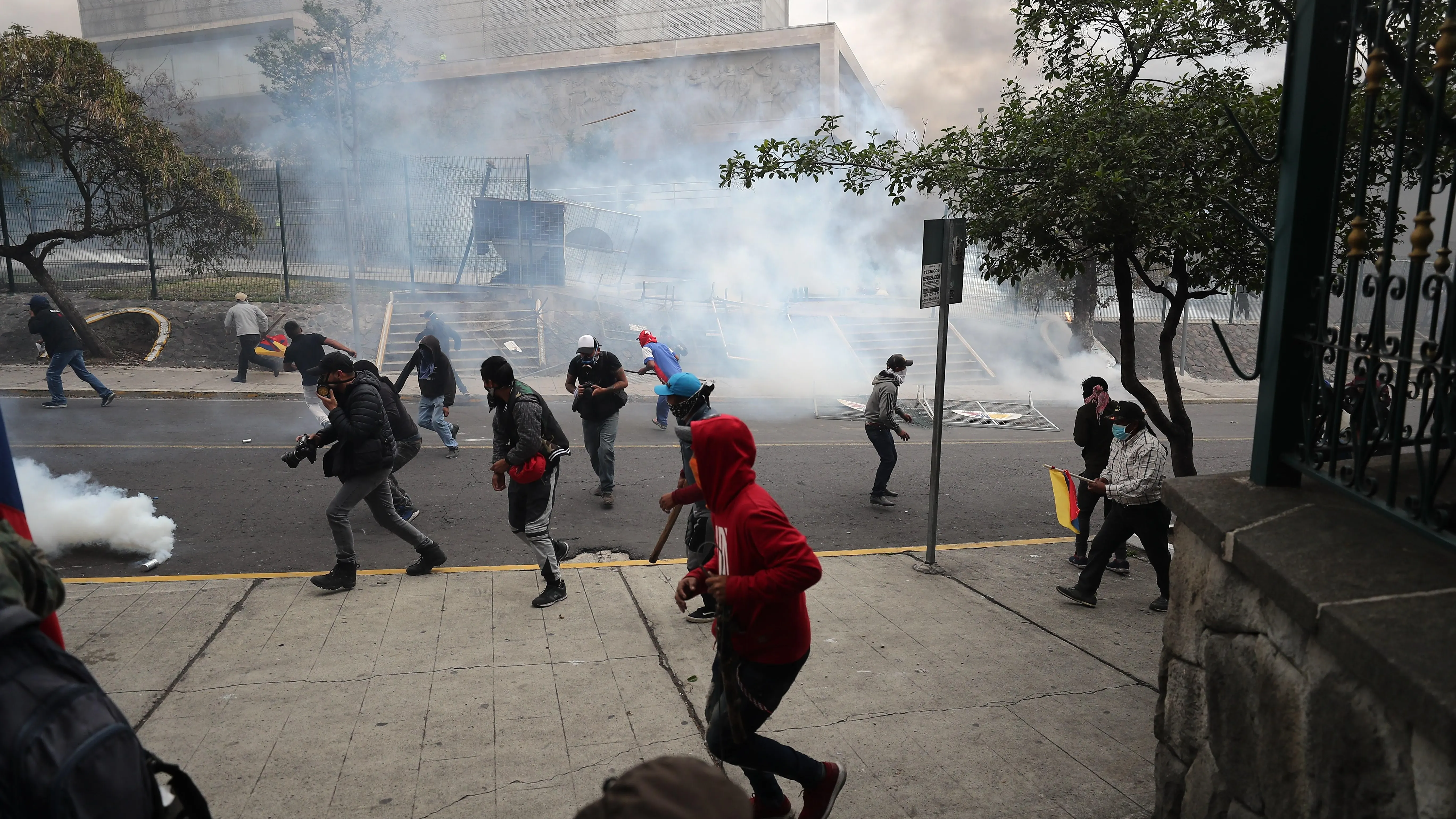 El presidente de Ecuador traslada el Gobierno a Guayaquil ante la protesta de miles de indígenas en Quito