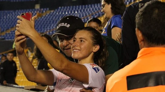 Un aficionado toca un pecho a una jugadora mientras se sacan una foto Un aficionado toca un pecho a una jugadora mientras se sacan una foto