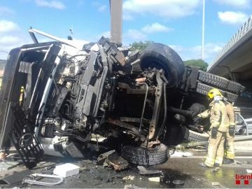 El camión ha quedado destrozado por la caída desde el puente. El camión ha quedado destrozado por la caída desde el puente.