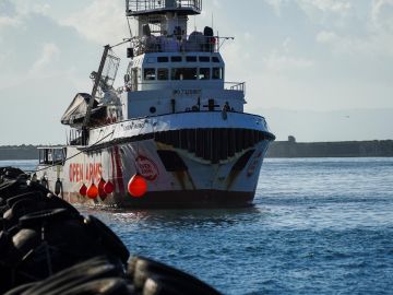 El barco con el que Open Arms rescató a los 44 migrantes El barco con el que Open Arms rescató a los 44 migrantes